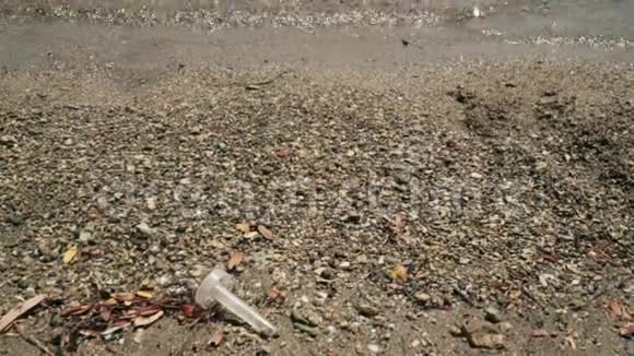 塑料制品是在海滩上由游客离开的生态问题回收塑料视频的预览图