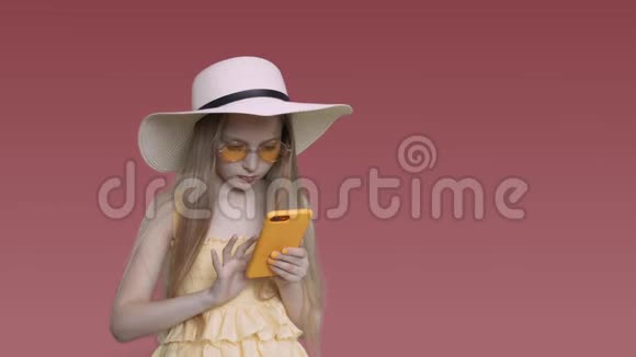 白种人小女孩浏览手机视频的预览图