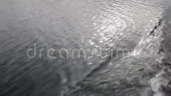 快速移动的湖面船只附近的水视频的预览图
