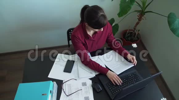 忙碌的妇女工作文件和笔记本电脑视频的预览图
