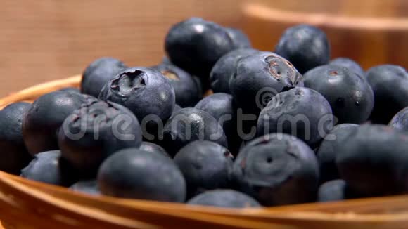 手把成熟的大蓝莓放进篮子里视频的预览图