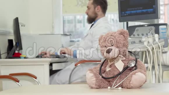 男儿科医生检查核磁共振扫描毛绒玩具泰迪熊的前景视频的预览图