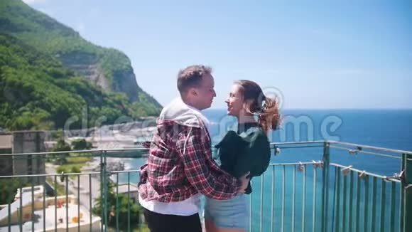 幸福的年轻夫妇站在海底的观景台上亲吻视频的预览图
