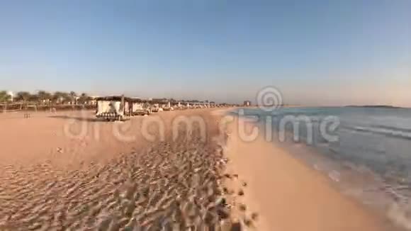 玛萨马图鲁埃及日出时在海滩上散步的4KHyper失误波夫游客的观点暖色调视频的预览图