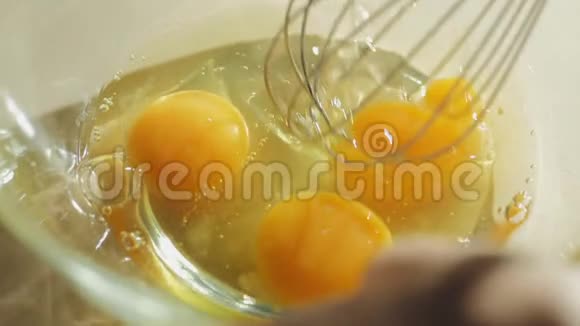 用金属搅拌器敲打鸡蛋视频的预览图