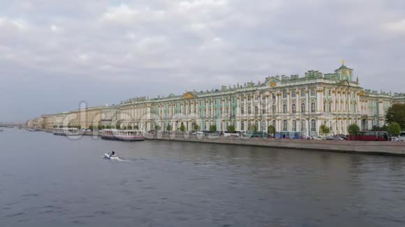 圣彼得堡涅瓦河美丽的堤岸北方传统建筑视频的预览图