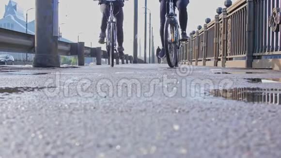 两个女孩骑自行车过桥从底部看视频的预览图