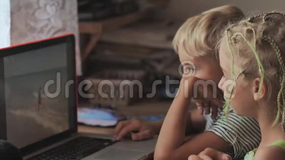 孩子们正在笔记本电脑上浏览照片视频的预览图