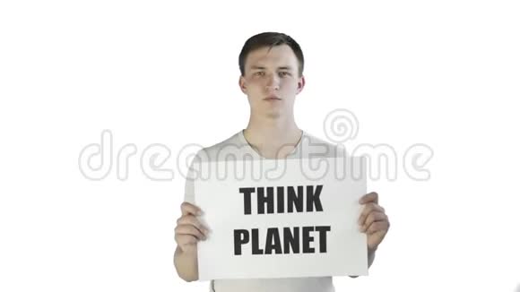 青年活动家白色背景的思考星球海报视频的预览图