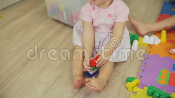 可爱的小女孩玩玩具和微笑视频的预览图