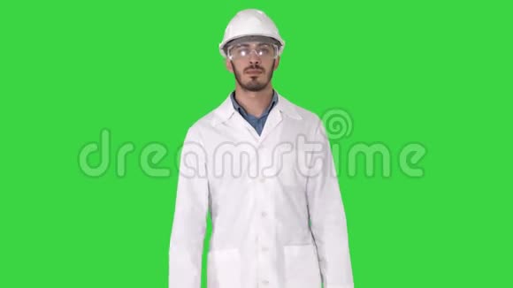 科学工程师戴着安全帽戴着绿色屏幕上的眼镜Chroma键视频的预览图