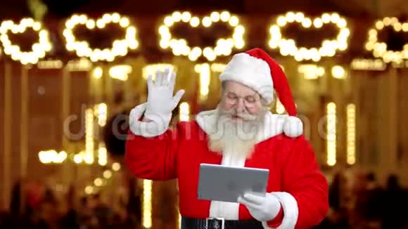 圣诞老人在用平板电脑视频的预览图