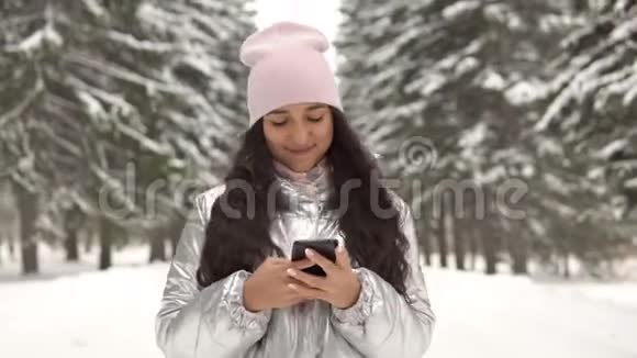 女孩用全息屏幕与女人用手机交流创新数码科技视频的预览图