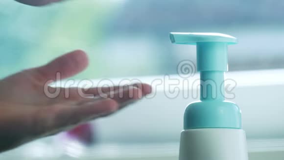 孩子们手推着饮水机挤出液体肥皂视频的预览图