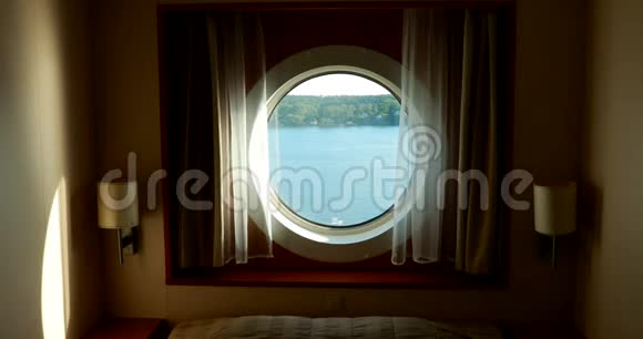 有床和窗户的船舱有海景乘坐渡轮或邮轮的豪华小屋视频的预览图