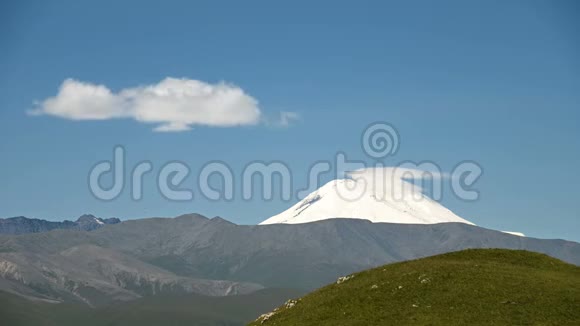厄尔布鲁斯山东坡的永恒景观在晴朗的蓝天上形成的雪云视频的预览图