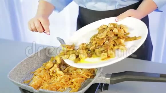 一个女人把烤鸡和蔬菜放在米粉锅里视频的预览图
