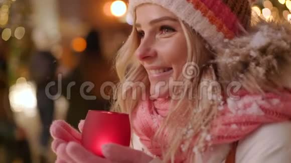 美丽的年轻女子手里拿着发光的蜡烛享受圣诞节或新年之夜视频的预览图
