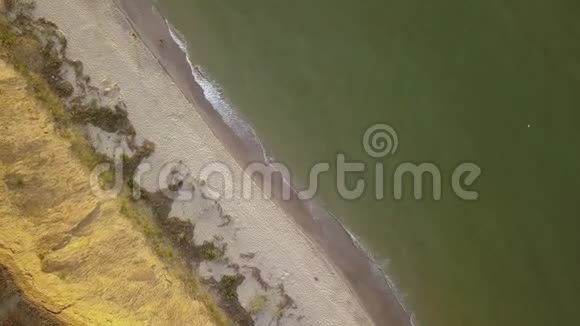 海滩和海上高空观景海岸柔软的波浪和鹅卵石在海里早晨水的颜色美丽明亮视频的预览图