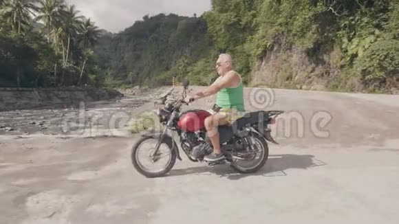 暑假骑摩托车去郊外旅游的老人骑马的旅行者视频的预览图