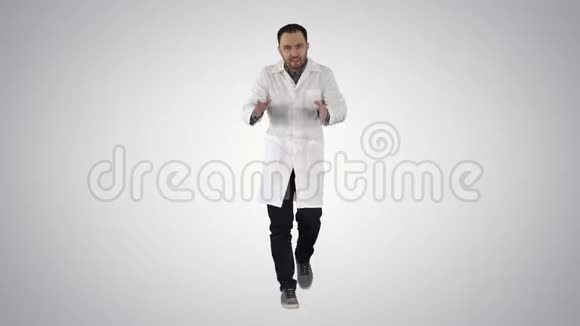 开朗的医生走路说话和看镜头的梯度背景视频的预览图
