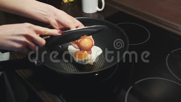 女性手用刀打碎鸡蛋在锅上煎视频的预览图