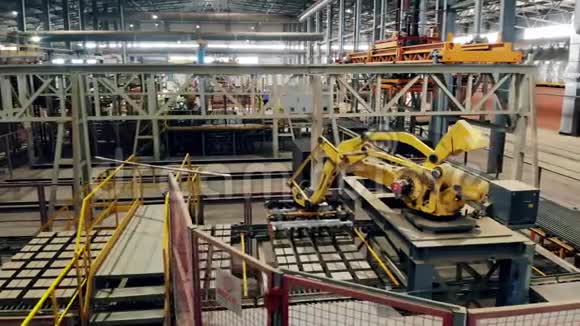 机器人综合体机器人机械手崇拜在现代工厂视频的预览图