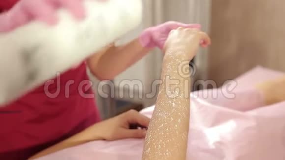 美容师的特写将爽身粉撒在女孩的手上吃糖视频的预览图