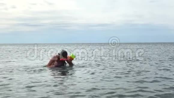 戴着浮潜面具的快乐女孩潜入海底视频的预览图