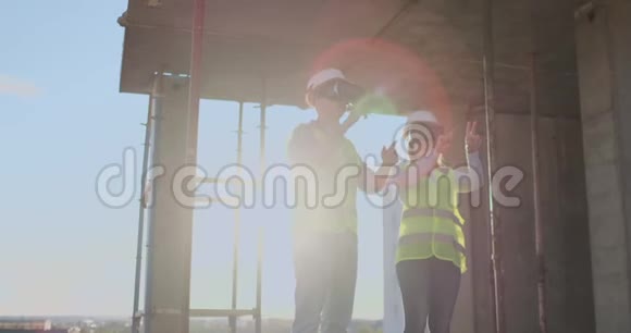 两名当代船员使用VR可视化项目站在未完工的建筑现场复制视频的预览图