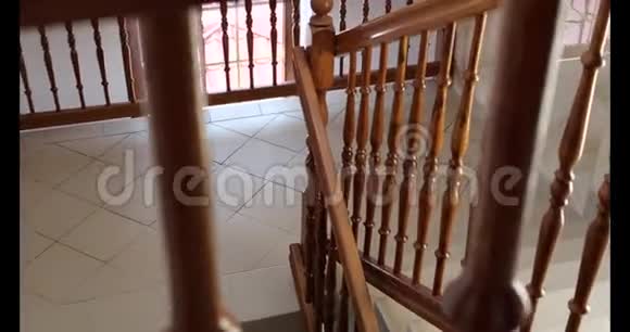 4K房子里的楼梯缓慢地用木栏杆往下走视频的预览图