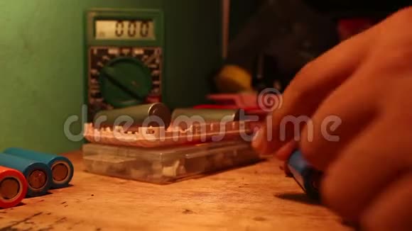检查伏特电池锂离子视频的预览图