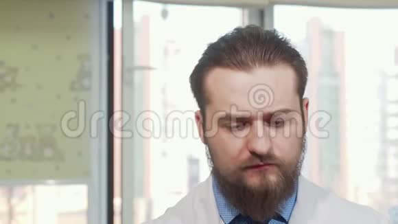 有胡子的男医生检查病人的核磁共振扫描视频的预览图