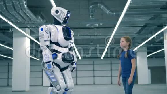 一个机器人和一个女孩在摸手侧视图学童教育科学课理念视频的预览图