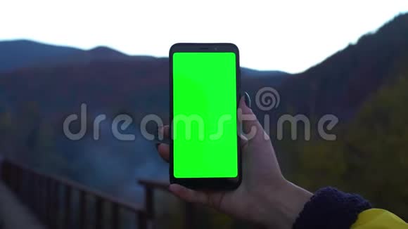 山中智能手机绿屏色度跟踪哑光vfx镜头铁路桥梁技术4k视频的预览图