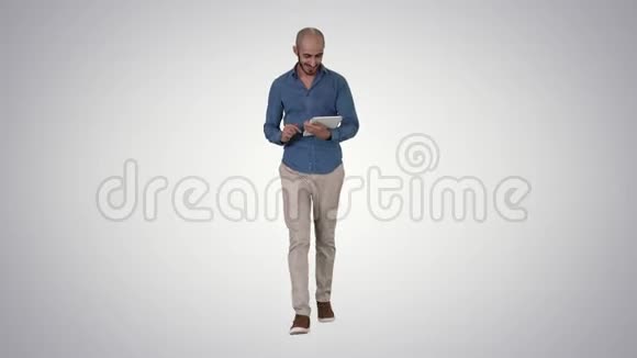 阿拉伯男子步行和使用平板电脑上网梯度背景视频的预览图