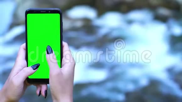 技术的本质概念智能手机与绿色屏幕瀑布级联背景色度跟踪哑光vfx视频的预览图