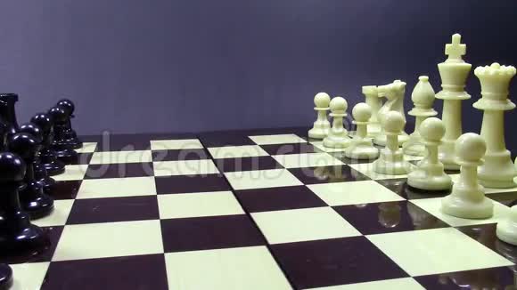 用棋子打开国际象棋视频的预览图