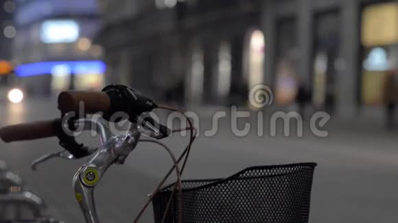 有灯光的公共汽车穿过城市夜城的自行车手和行人视频的预览图