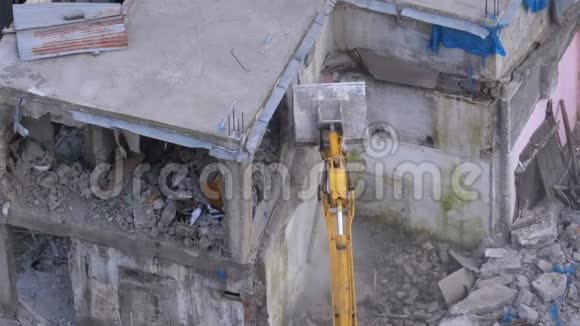 施工现场使用斗式挖掘机破坏旧房慢动作视频的预览图