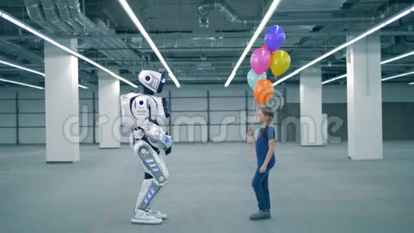 小女孩给机器人气球侧视学校孩子教育科学课的理念视频的预览图