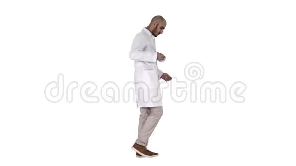 阿拉伯医生走路把医疗帽戴在白色背景上视频的预览图