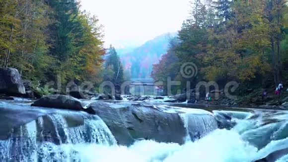 美丽的山瀑布景观喀尔巴阡山自然级联景令人惊叹的秋景视频的预览图