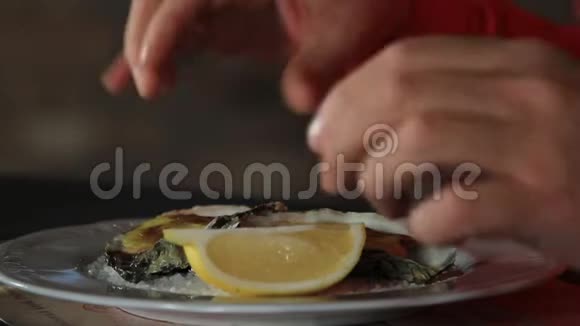 一个男人用荷兰酱煮的柠檬汁倒入牡蛎荷兰酱视频的预览图