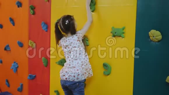 一个孩子一个7岁的女孩在蹦床娱乐中心玩得很开心视频的预览图