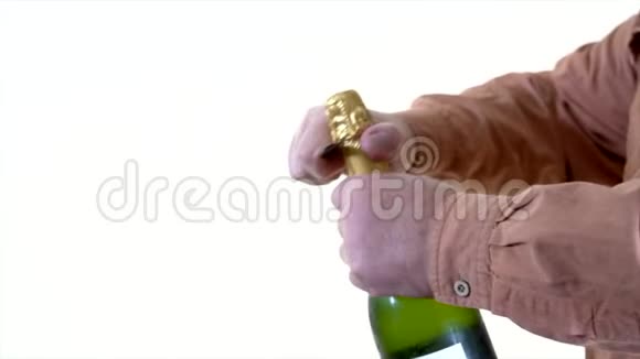 香槟酒瓶被人切断视频的预览图