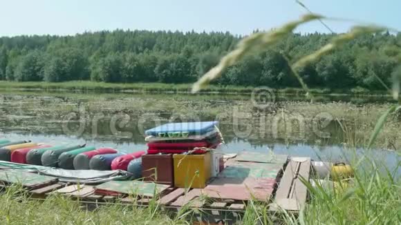 河上的筏子装载着漂流设备全景视频的预览图