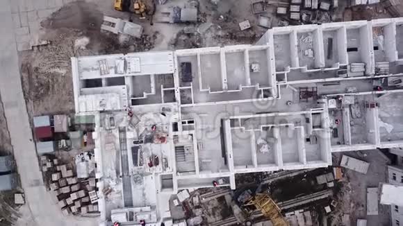 工业塔式起重机在城市建设现场高高矗立新建住宅公寓大楼视频的预览图