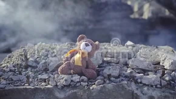火灾后废墟上烟雾缭绕的儿童玩具特写视频的预览图