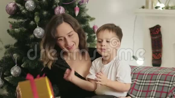 妈妈送给她的小儿子新年礼物视频的预览图